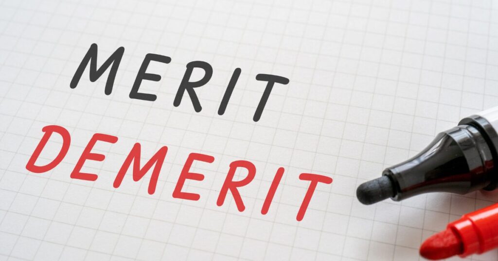 黒マジックでMERIT 赤マジックでDEMERITとノートに書かれている